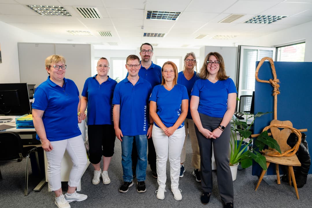 Das Pflegeteam Bad Wildbad gemeinsam im Büro