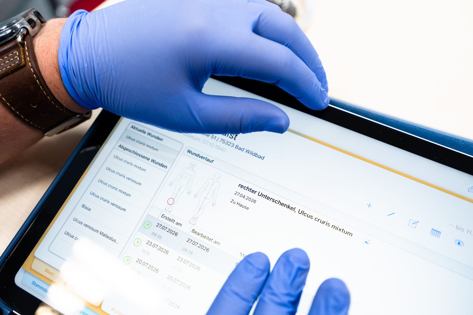 Pflegekraft dokumentiert den Wundverlauf digital auf dem Tablet