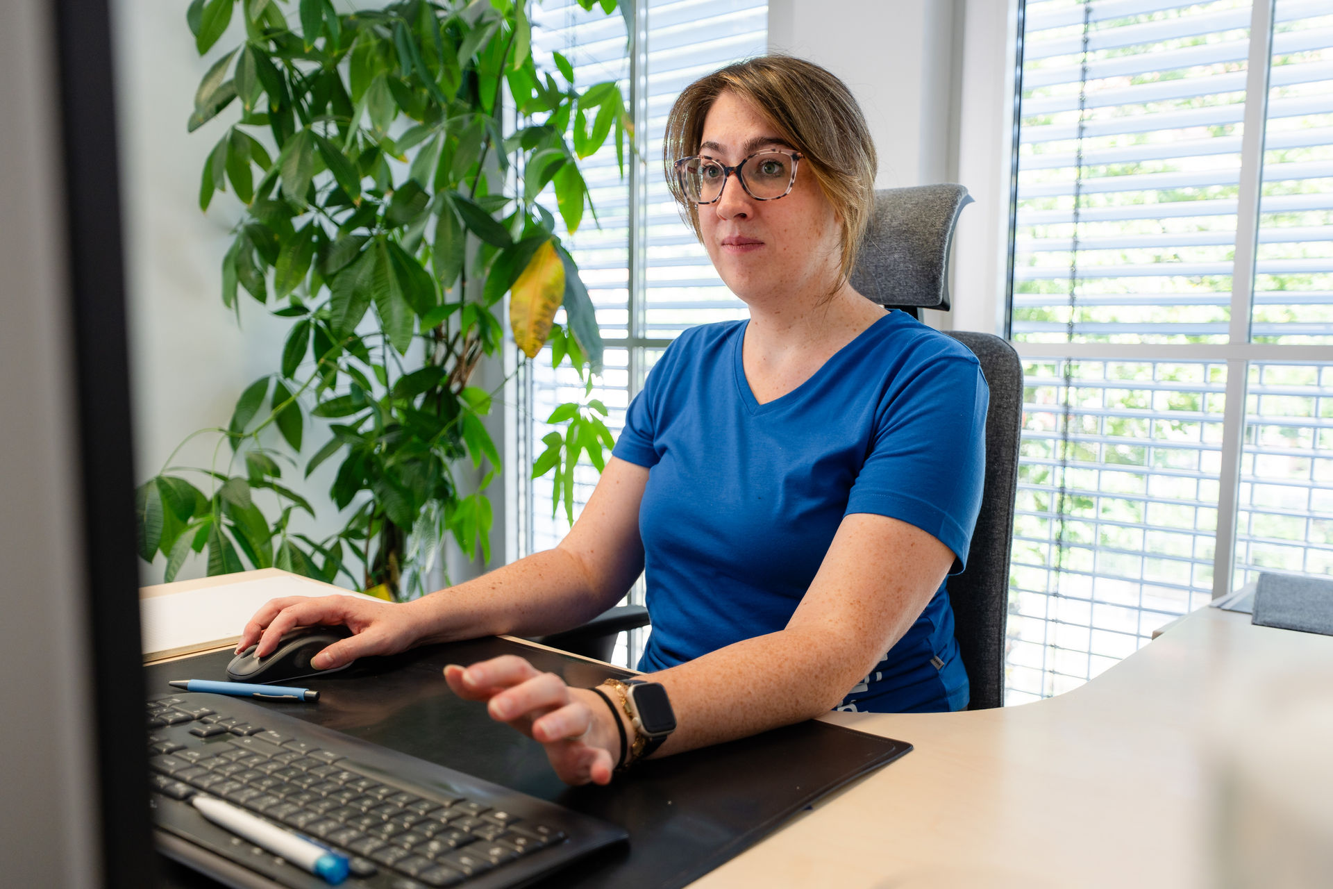 Mitarbeiterin des Pflegeteams arbeitet konzentriert am Schreibtisch